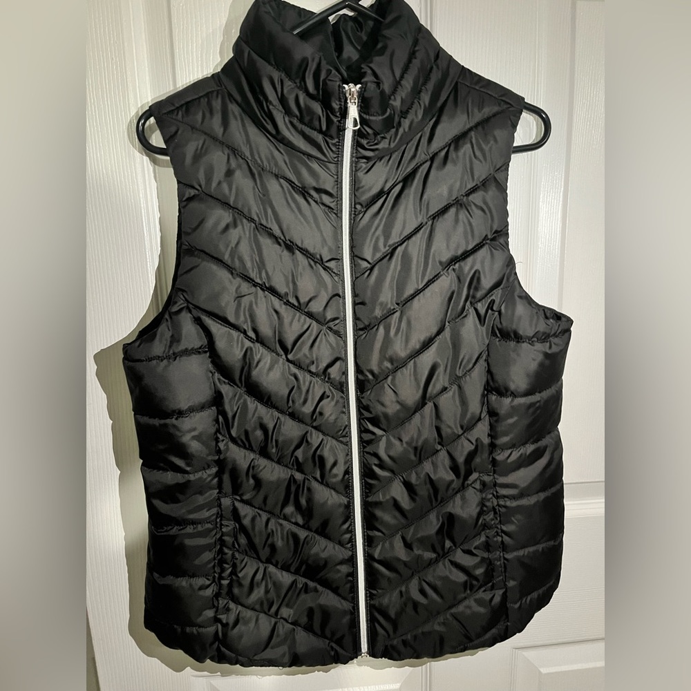 I’m selling a black vest with a silver zipper